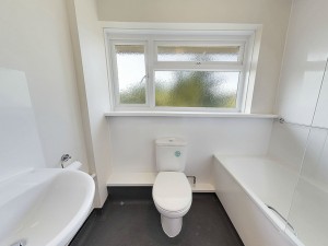 Bathroom - 17 Dollis Drive - Student homes Farnham for UCA Students