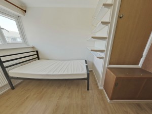Bedroom 5 - 17 Dollis Drive - Student homes Farnham for UCA Students