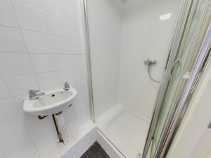 Shower - 17 Dollis Drive - Student homes Farnham for UCA Students