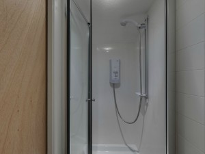 Shower - 20 Dollis Drive - Student homes Farnham for UCA Students