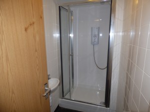 Shower - 1 Dollis Drive - Student homes Farnham for UCA Students