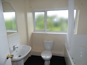Bathroom - 21 Dollis Drive - Student homes Farnham for UCA Students