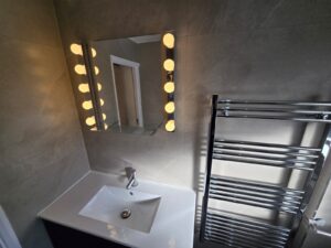 New shower room, illuminated mirror - 20 Dollis Drive - Student homes Farnham for UCA Students