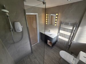 New shower room - 20 Dollis Drive - Student homes Farnham for UCA Students